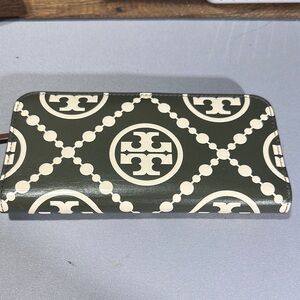 Tory Burch Green and Cream Wallet